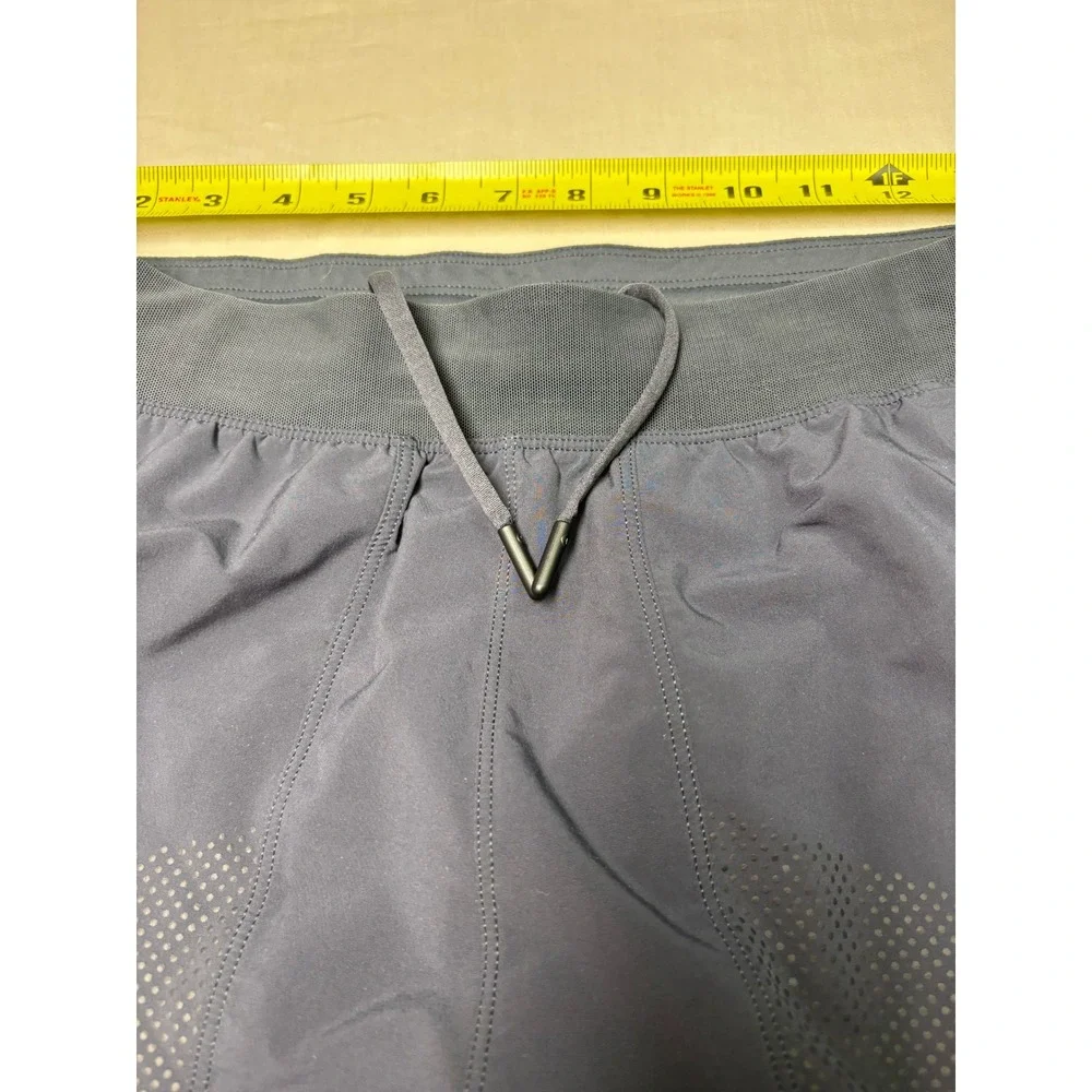 Lululemon License to Train Shorts Mens Large Gray Laser Cut Vent Pockets W29 L10